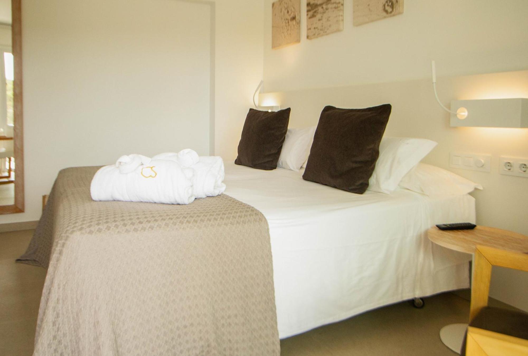 Hotel Cala Saona & Spa Exteriör bild